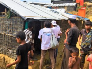難民キャンプ内で各戸を回る