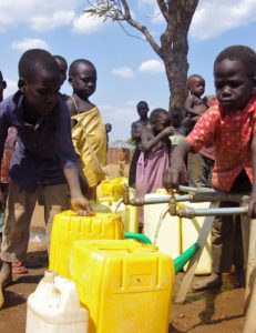 PWJが設置した水タンクから水をくむ子どもたち