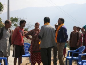 タパ村の住民とエンジニアの話し合いの様子