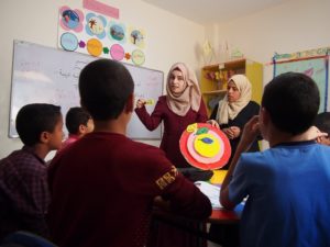 短期就労の間にアクティブ・ラーニングを学び実践する若者