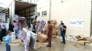 生活物資を配布する現地スタッフ