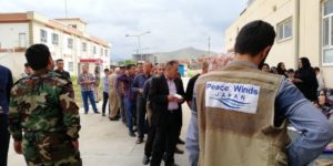 配布を待つ人々