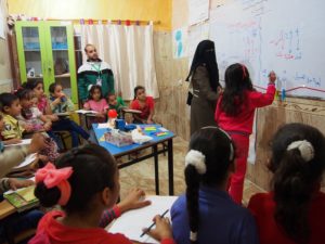 PA300304_就労機会を得てアシスタントとして補習クラスに従事する若者(男性）