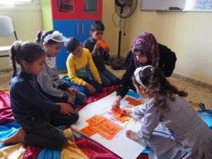 就労機会を得てアシスタントとして補習クラスに従事する若者