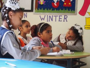 補習クラスで勉強する子どもたち