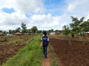 村まわりをするキデンさん