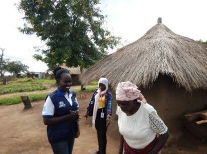 住民から聞き取りをするキデンさん(左端)