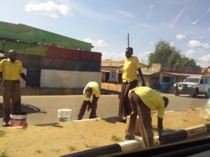 市スタッフによるジュバ市内の主要道路の清掃及び塗装作業風景