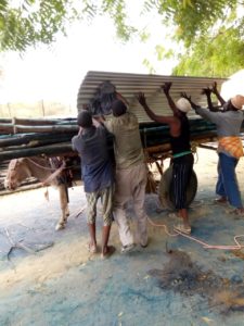 WhatsAppを通して現地スタッフから送られてきた写真;仮設住宅の建設資材積み込み作業