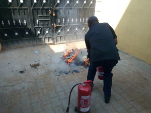 現地スタッフ(シエラレオネ出身)が消火器の使い方を練習する様子