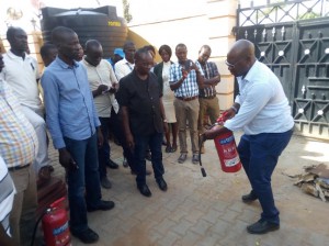 インストラクターが消火器の使い方を説明する様子