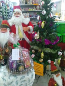 事務所近くのスーパーに並ぶクリスマスオーナメント