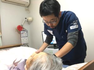 クリニックで診察にあたる稲葉医師