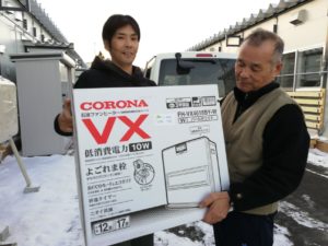 石油ファンヒーターをお渡ししている様子