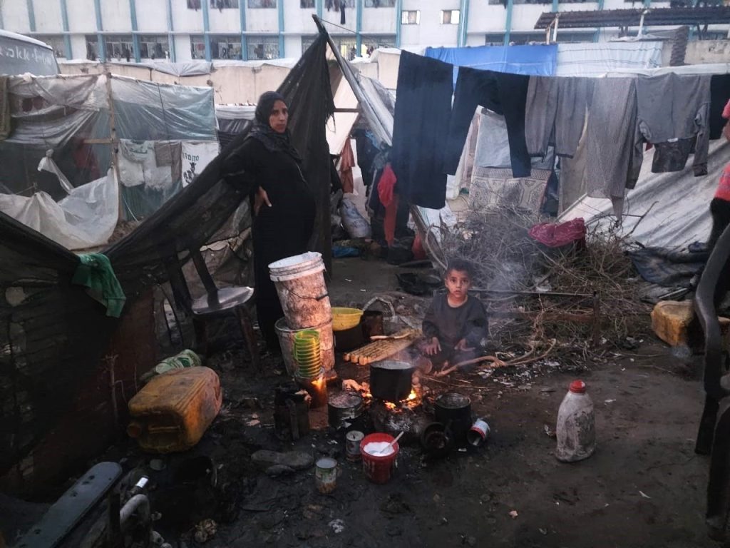 テントの配付で中部の避難民地域を訪問した様子